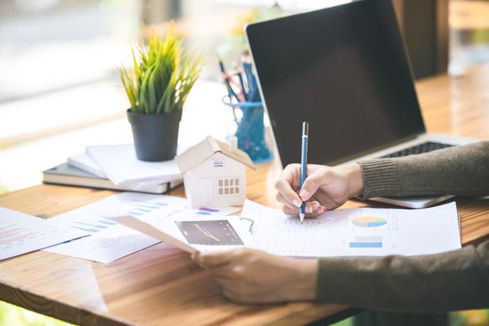 asesor inmobiliario realizando un plan de marketing inmobiliario